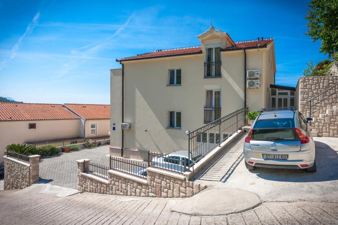 Apartments And Rooms By The Sea Brela, Makarska - 13118 Екстер'єр фото