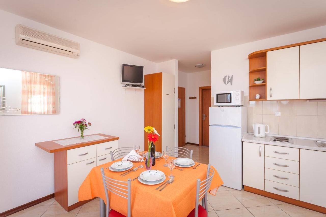 Apartments And Rooms By The Sea Brela, Makarska - 13118 Екстер'єр фото
