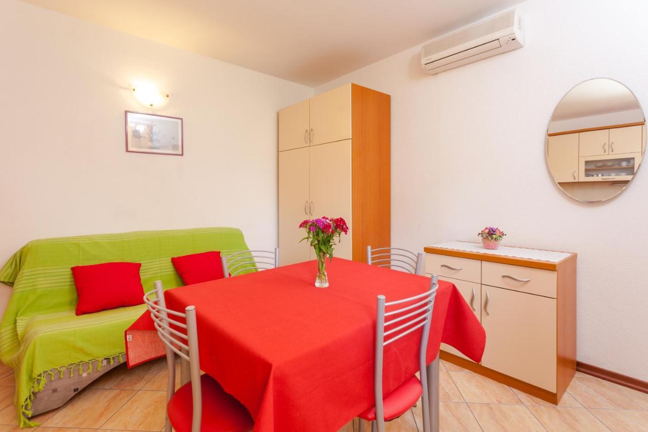 Apartments And Rooms By The Sea Brela, Makarska - 13118 Екстер'єр фото