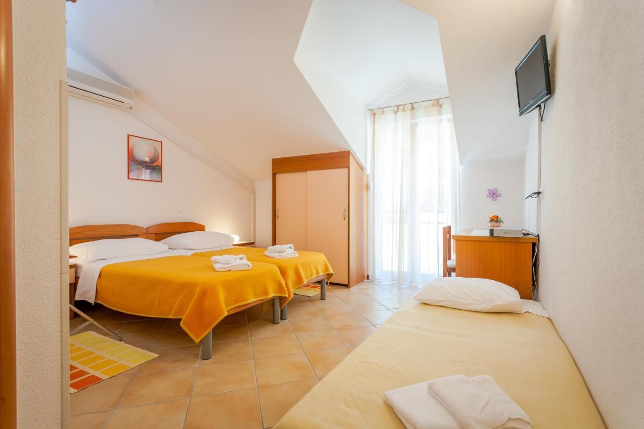 Apartments And Rooms By The Sea Brela, Makarska - 13118 Екстер'єр фото