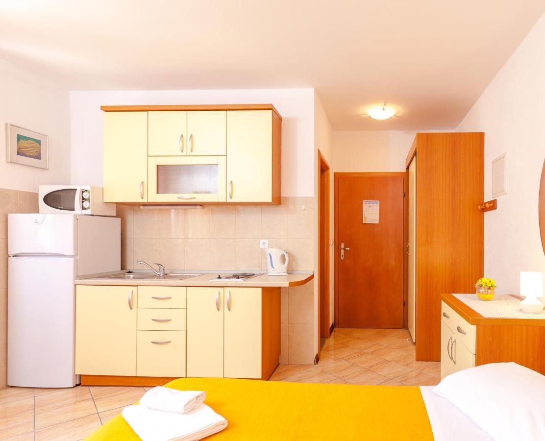 Apartments And Rooms By The Sea Brela, Makarska - 13118 Екстер'єр фото