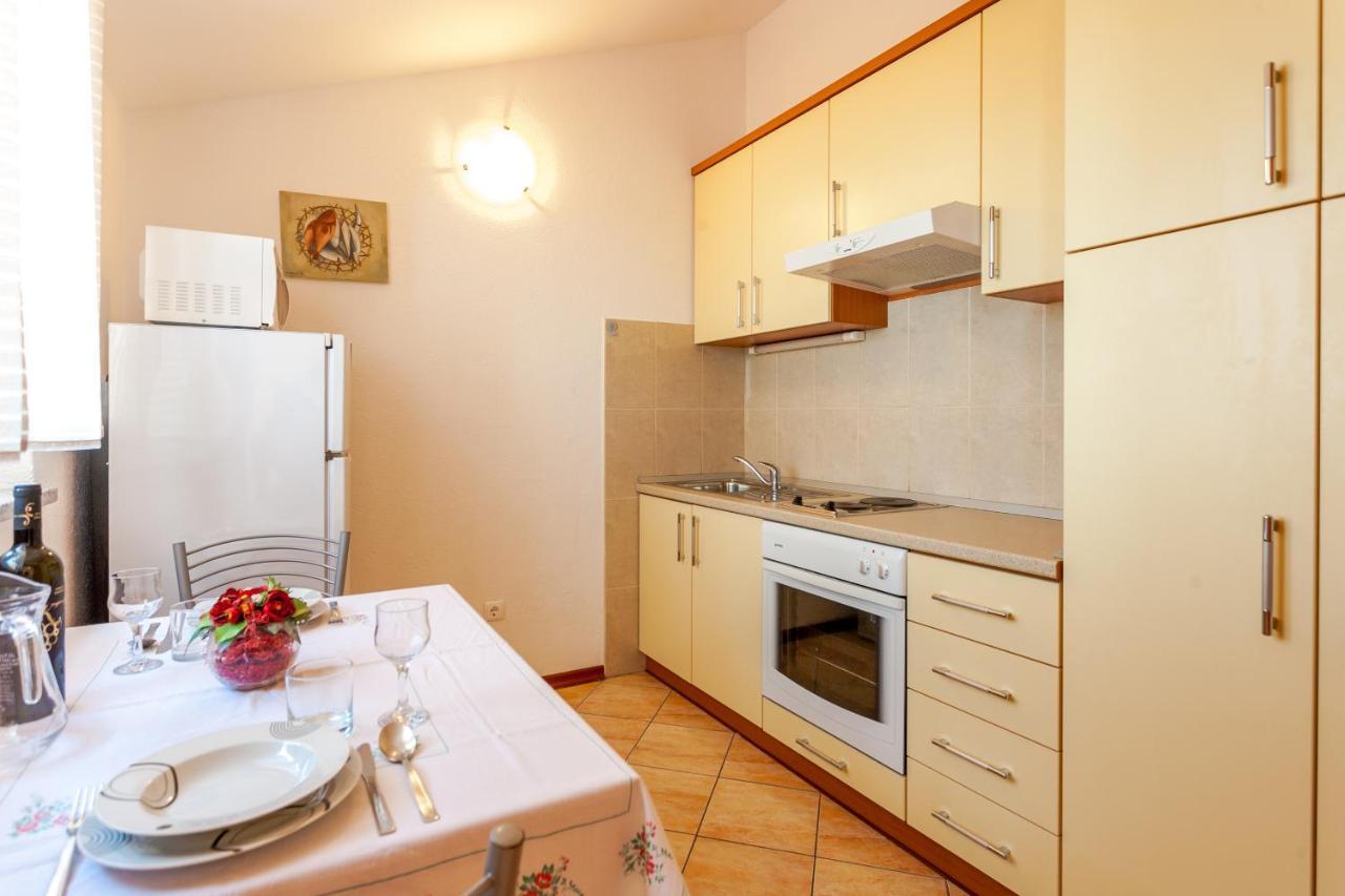 Apartments And Rooms By The Sea Brela, Makarska - 13118 Екстер'єр фото
