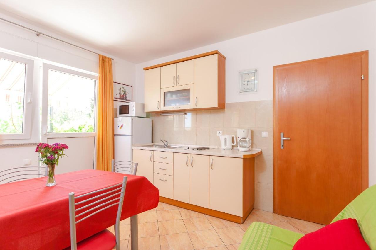 Apartments And Rooms By The Sea Brela, Makarska - 13118 Екстер'єр фото