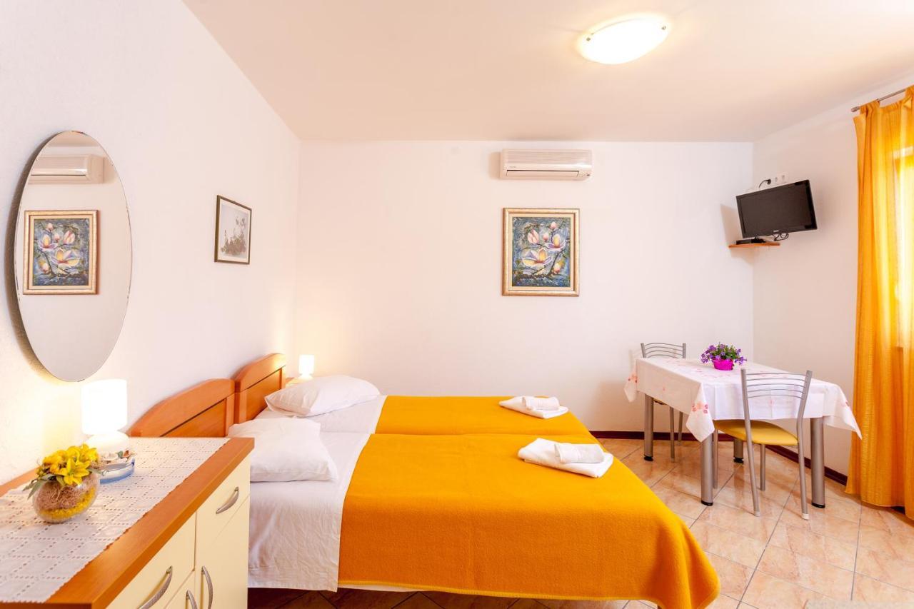 Apartments And Rooms By The Sea Brela, Makarska - 13118 Екстер'єр фото