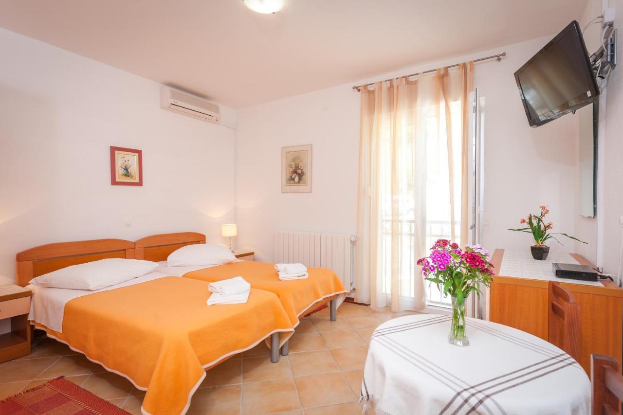 Apartments And Rooms By The Sea Brela, Makarska - 13118 Екстер'єр фото