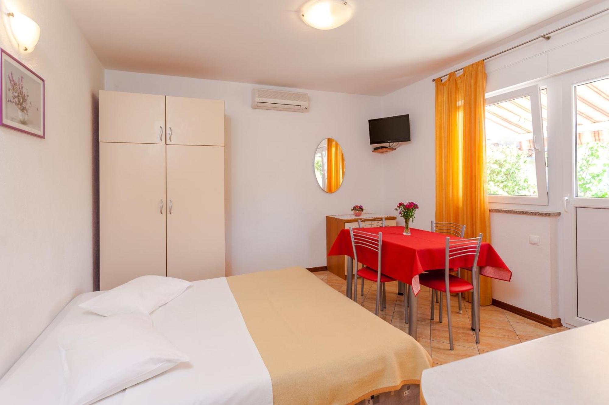 Apartments And Rooms By The Sea Brela, Makarska - 13118 Номер фото