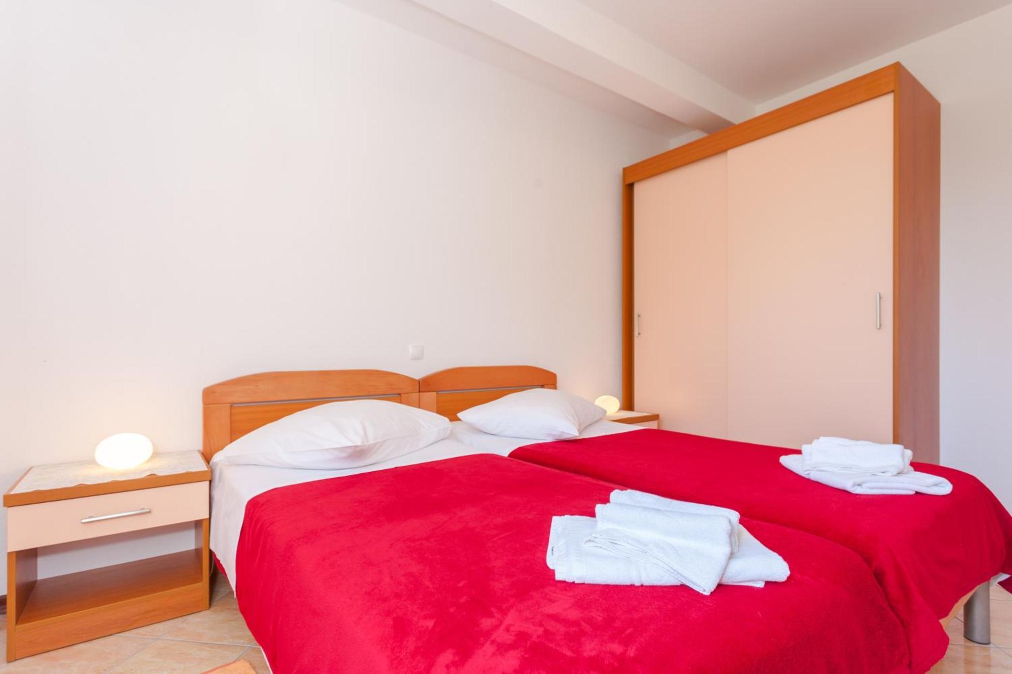 Apartments And Rooms By The Sea Brela, Makarska - 13118 Номер фото