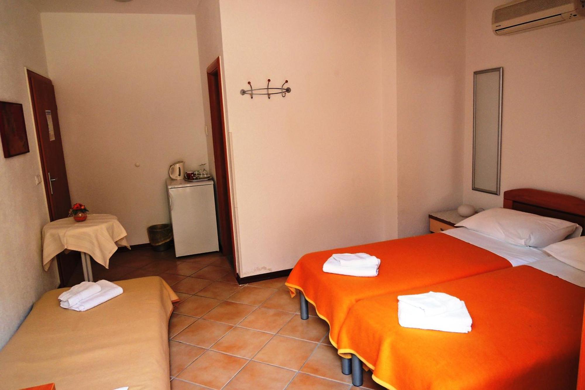 Apartments And Rooms By The Sea Brela, Makarska - 13118 Номер фото